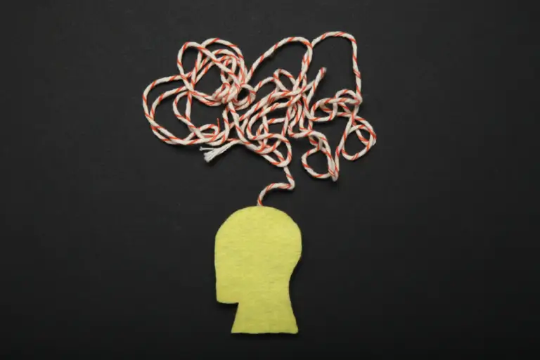 Green silhouette of a person’s head with a line illustration suggesting active, nonlinear thinking.